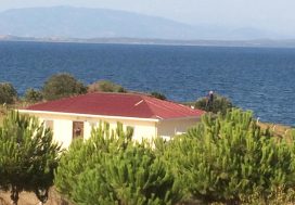 Земельный участок в районе Чалтылыдэре, Алиага, Измир, на берегу моря, в первой линии.